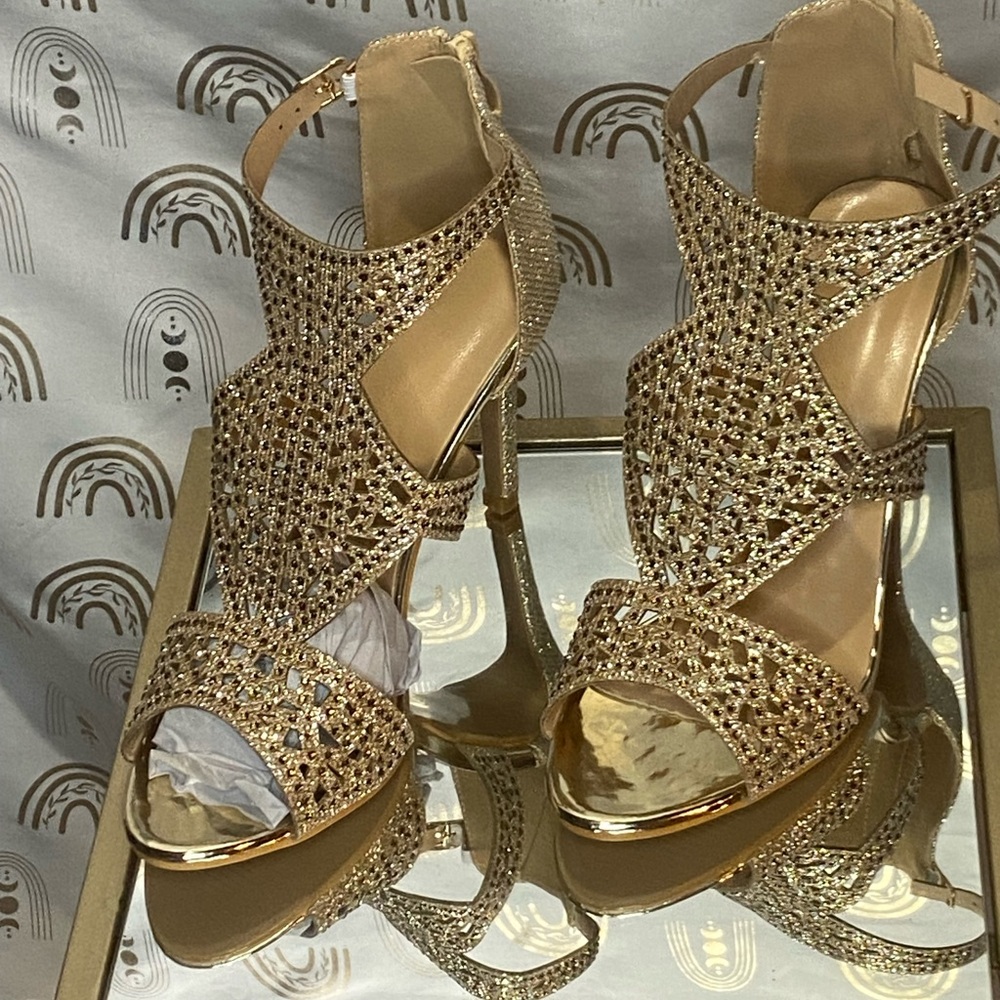 NWT Gold Textured Metallic Heels - Picture 2 of 13